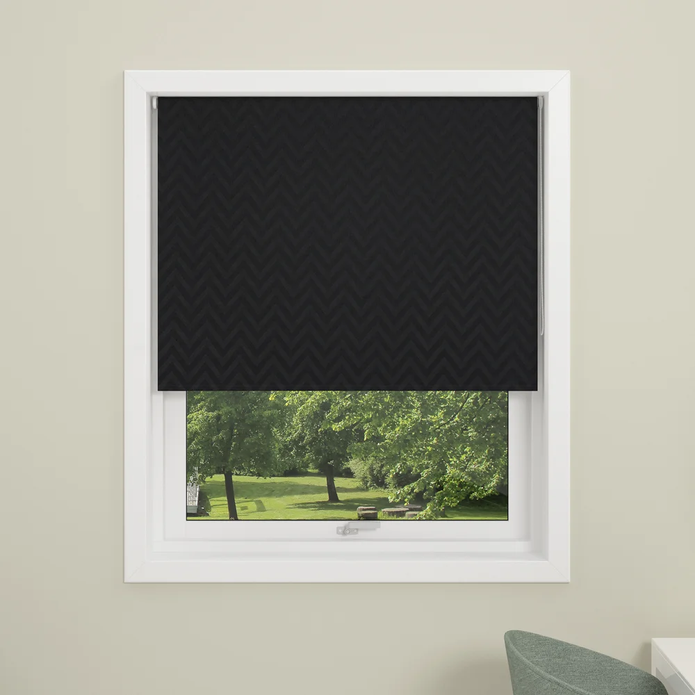 DEBEL RULLEGARDIN ZIG ZAG LYSTETT SORT 120X175 v:2679730